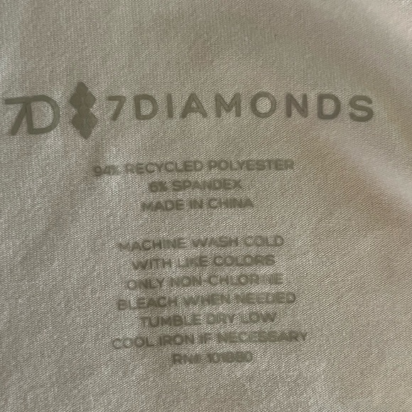 7 Diamonds Core Men’s V Neck - Large - Picture 4 of 4